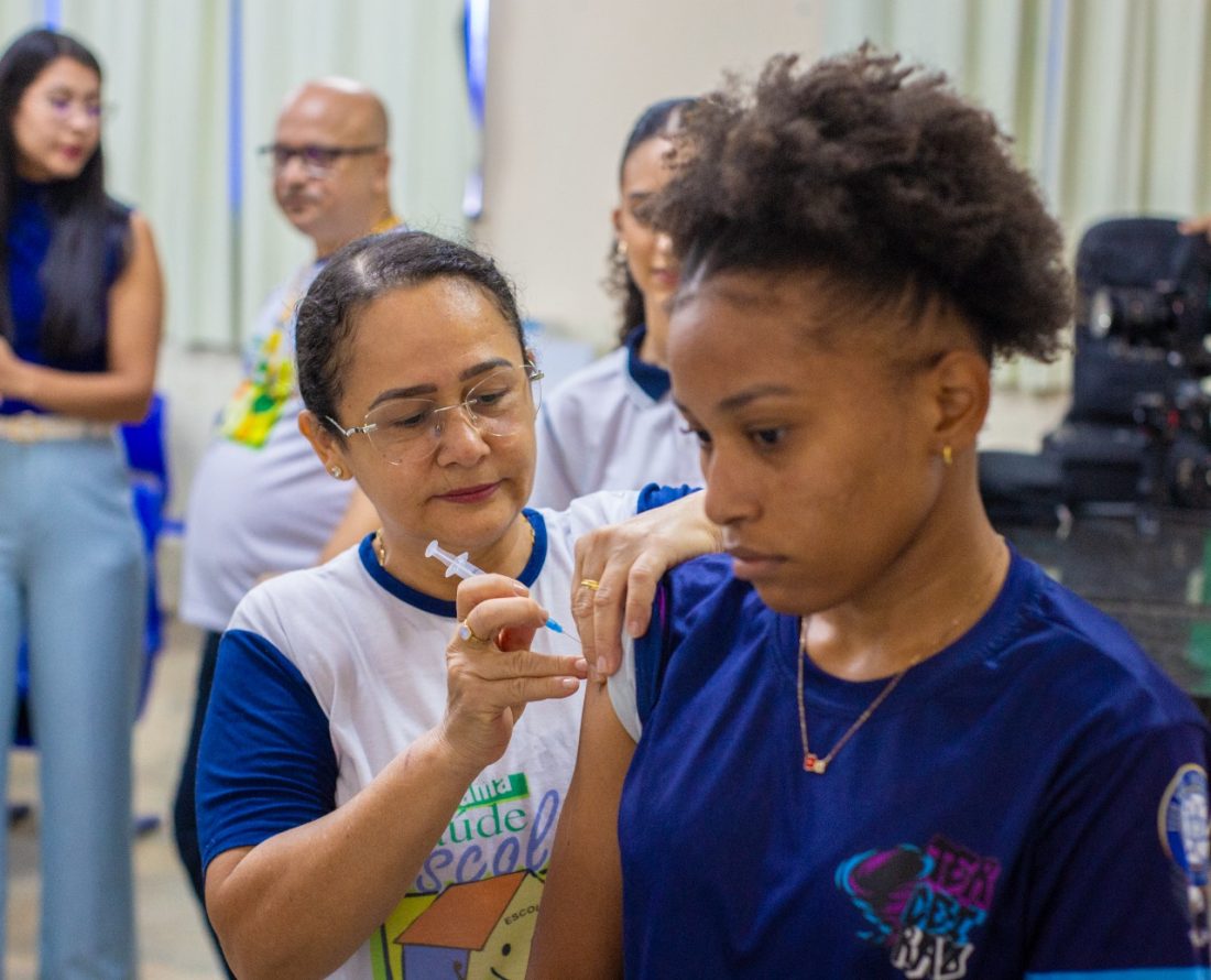 Programa Saúde na Escola atualiza carteiras de vacinação de alunos da Escola Anísio Teixeira