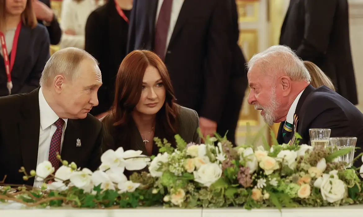 Lula assiste a desfile militar e faz reunião com Putin na Rússia