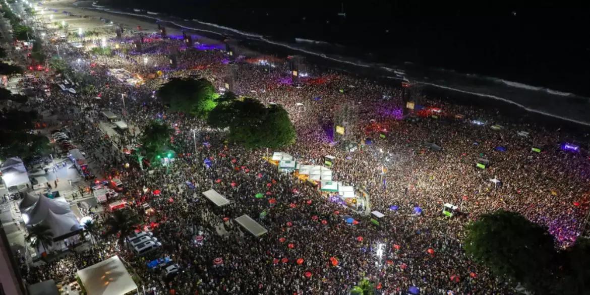 Quem deve cantar em Copacabana em 2026? Prefeito do Rio de Janeiro lança enquete