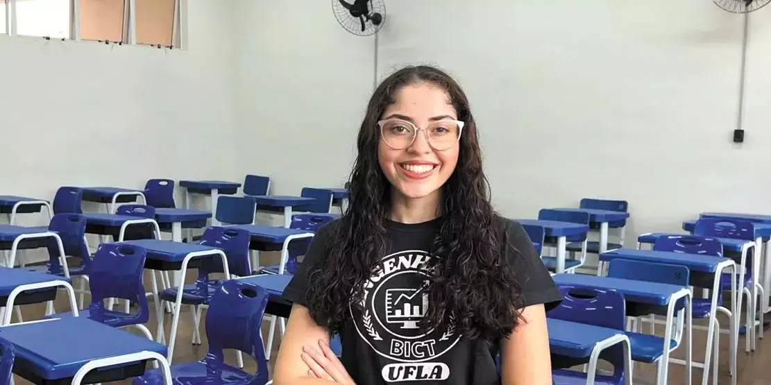 Aluna viraliza nas redes depois de se formar sozinha na faculdade