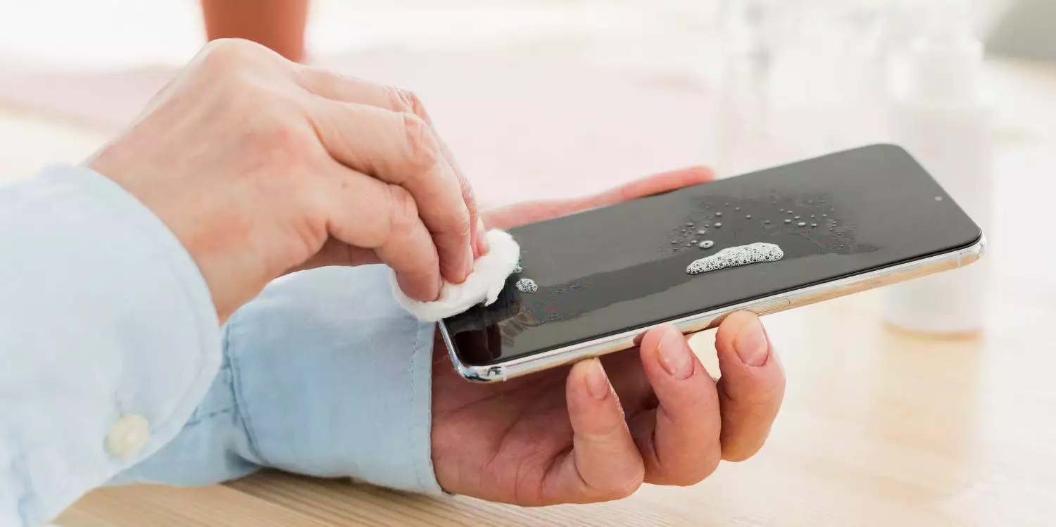 Celular tem até 10 vezes mais bactérias que vaso sanitário