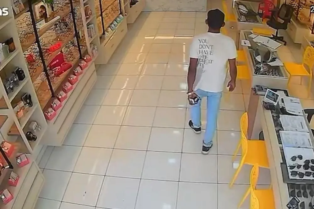 Homem é filmado furtando relógio em ótica no Centro de Altamira