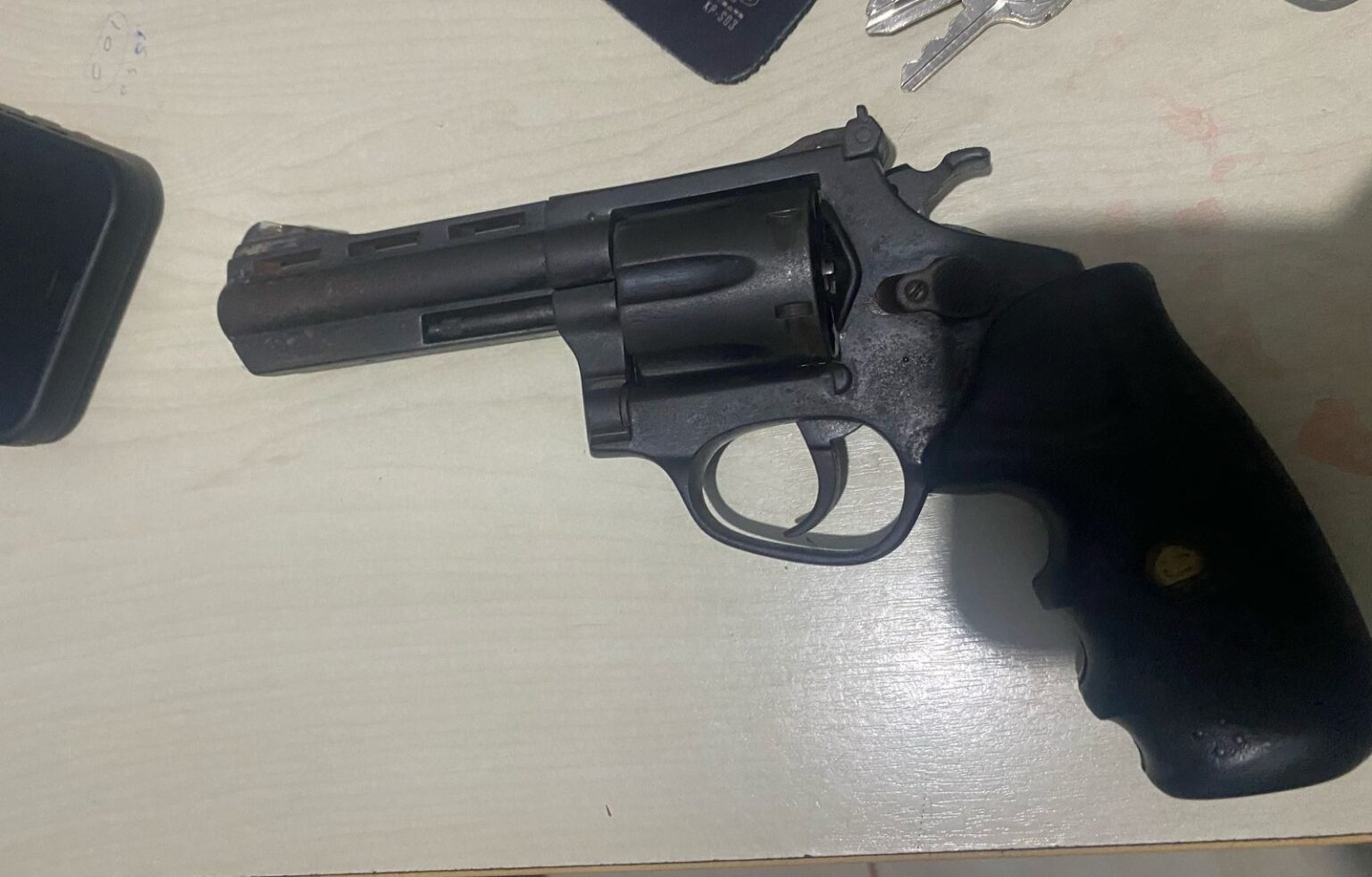 PM flagra homem com arma na cintura em bar de Pacajá