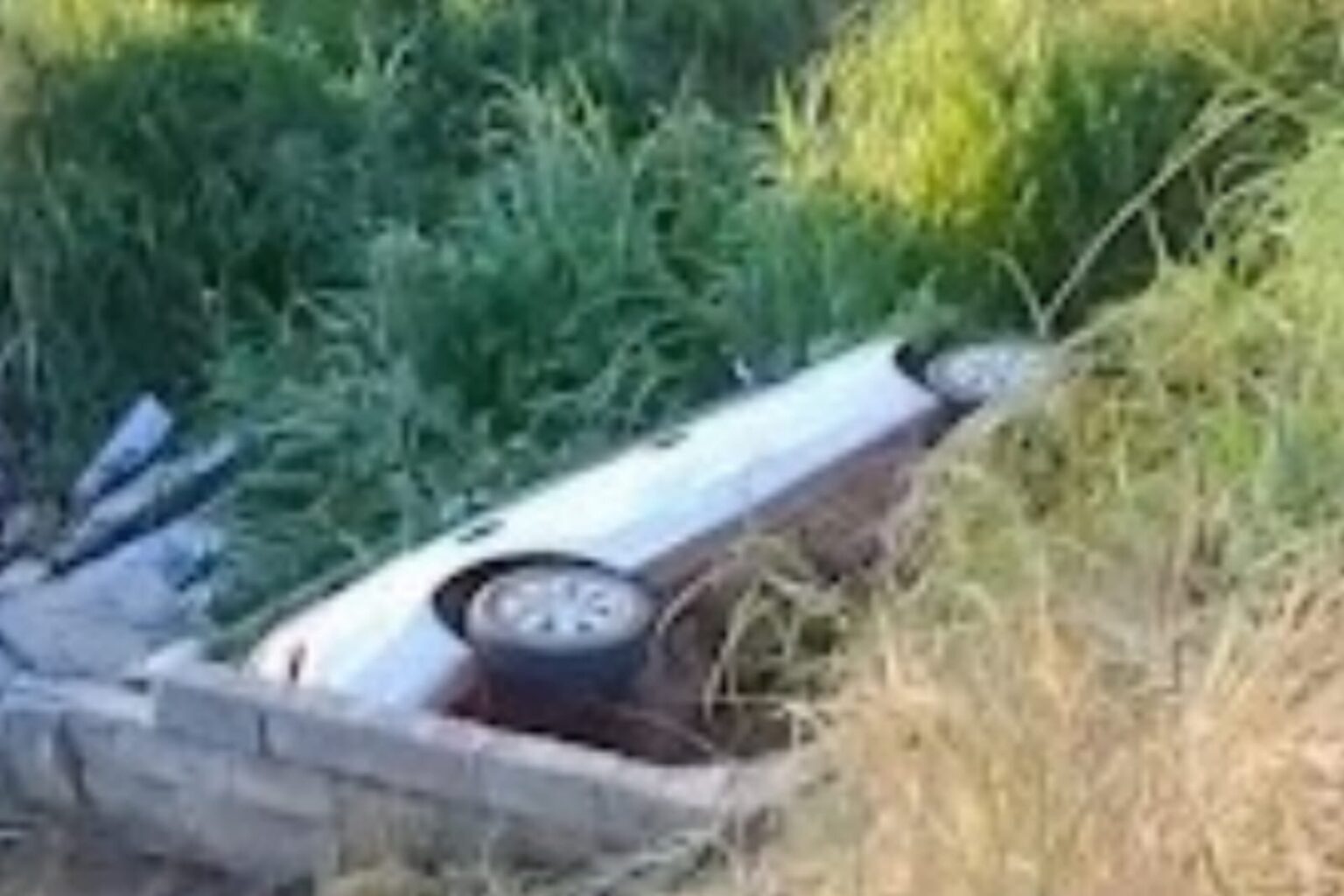 Carro cai de ponte após motorista perder controle da direção em Redenção