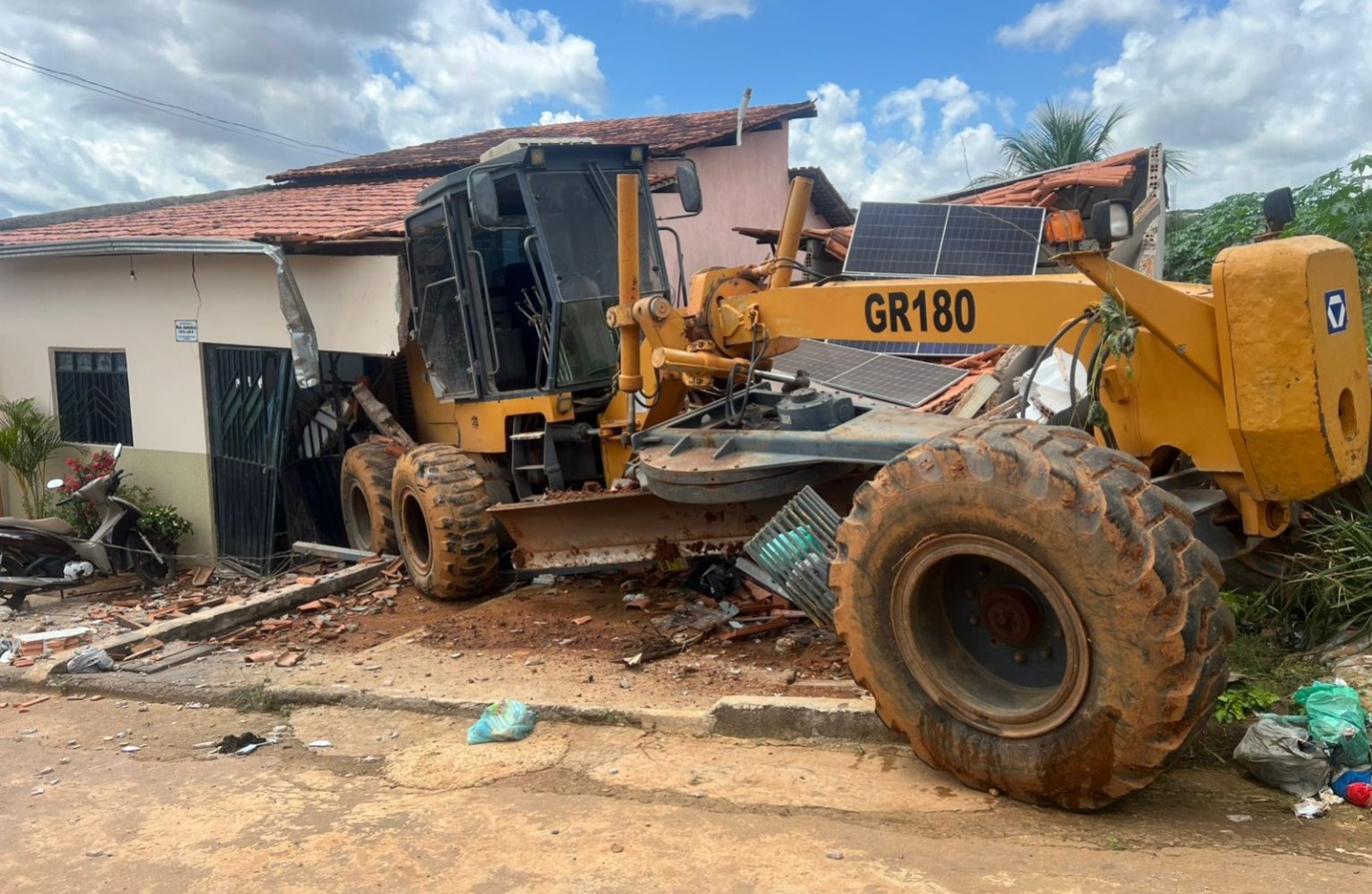 Trator desgovernado colide com casa e deixa mulher ferida em Parauapebas