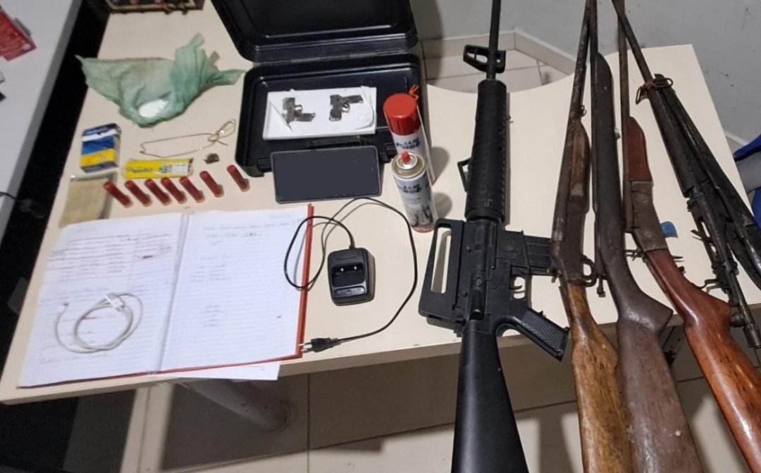 PM apreende armas de fogo e entorpecentes em Breu Branco