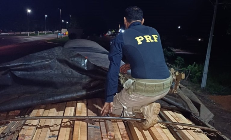 PRF apreende 65 m³ de madeira ilegal durante fiscalização em Dom Eliseu