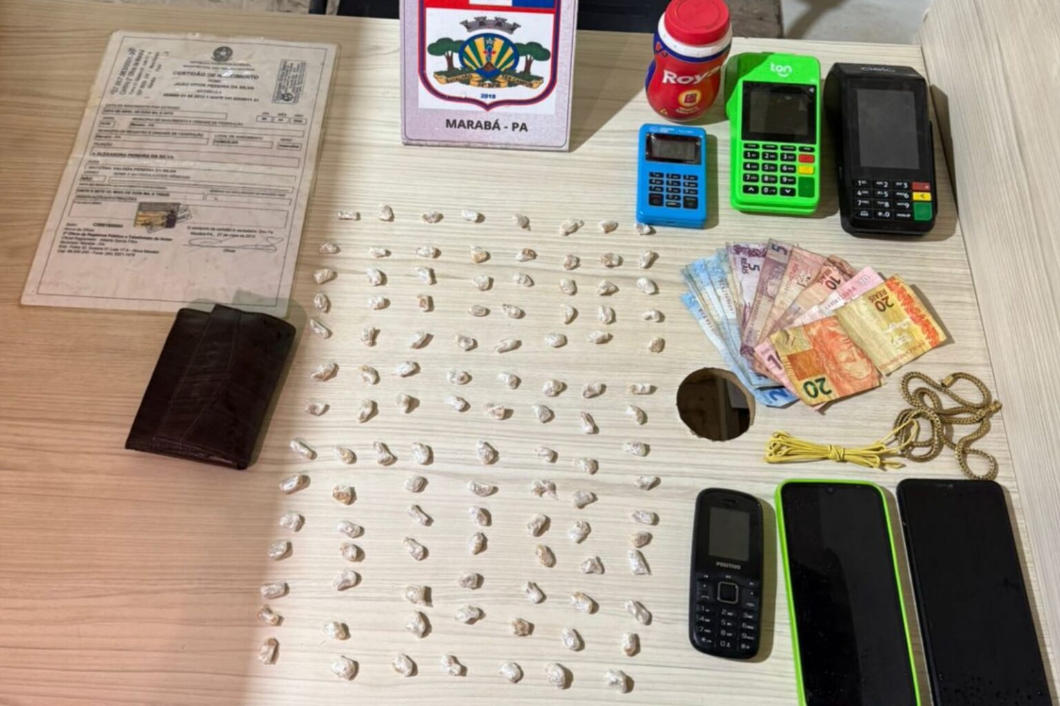 Irmãos são flagrados vendendo drogas em Marabá