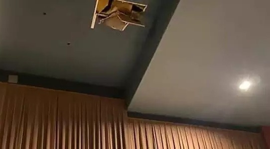 Teto desaba em cima de mulher que estava assistindo ‘Premonição 6’ no cinema