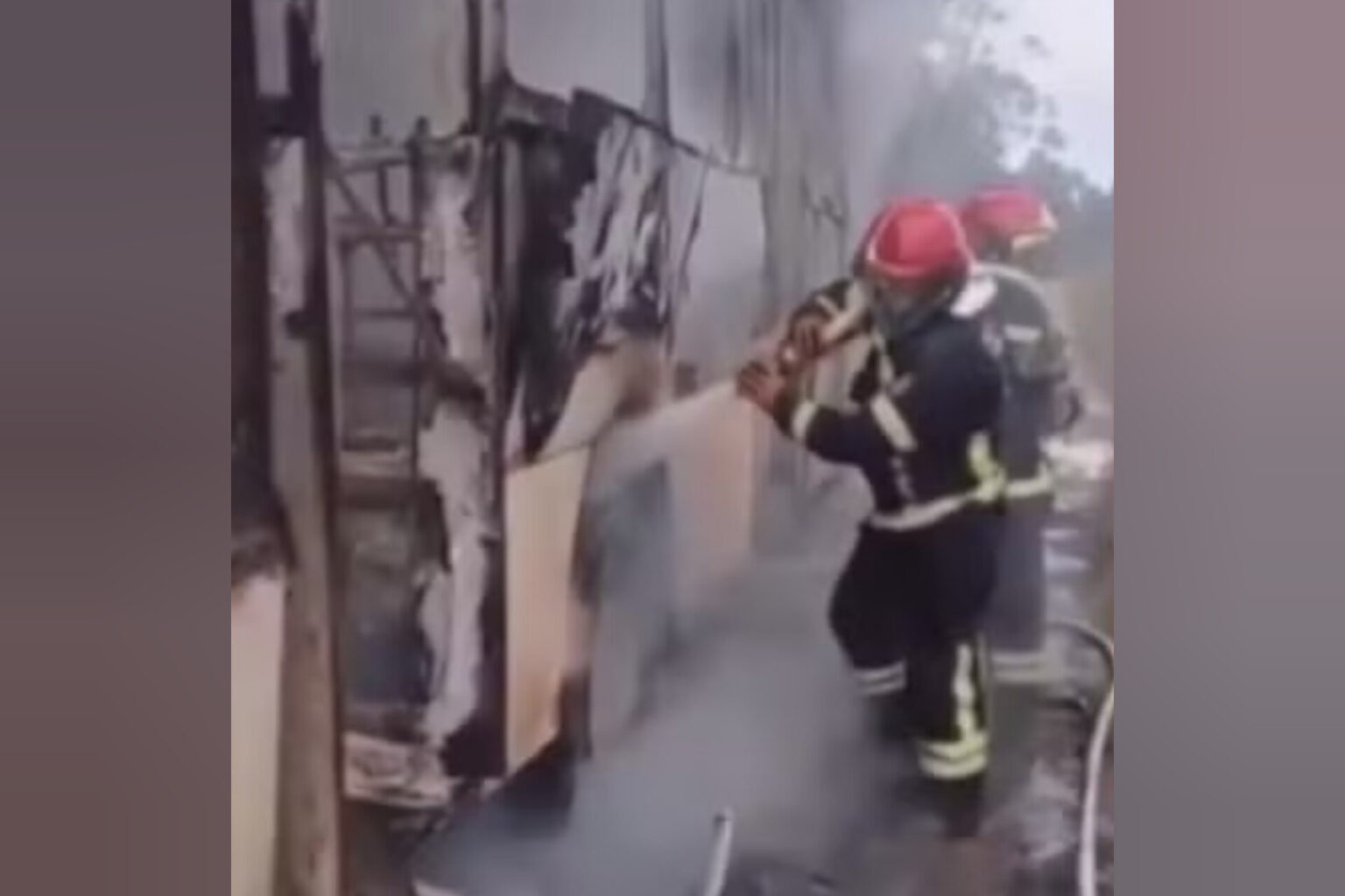 Ônibus escolar pega fogo e fica destruído em Moju