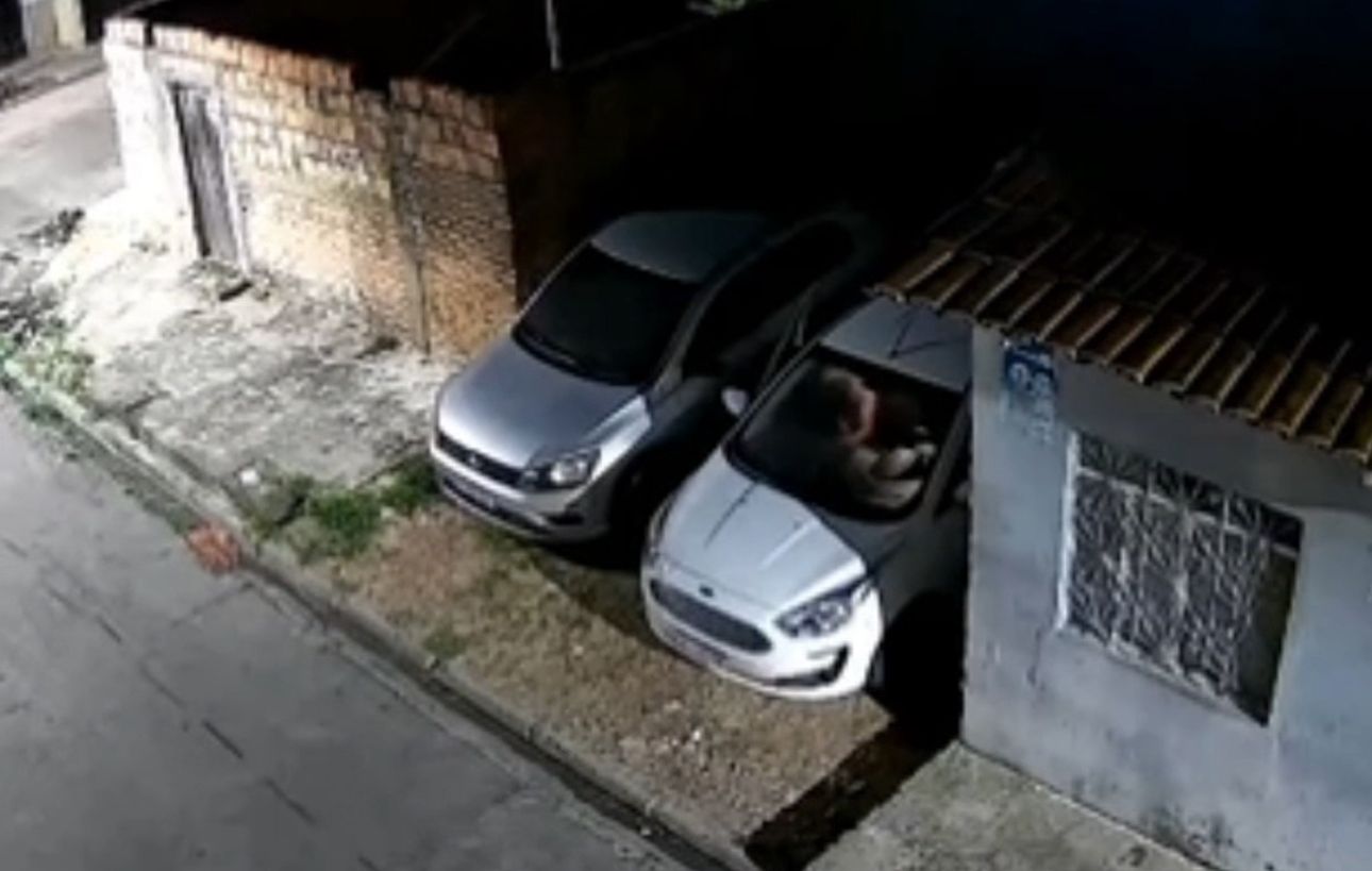 VÍDEO: Suspeito arromba carro e furta objetos durante a madrugada em Marabá