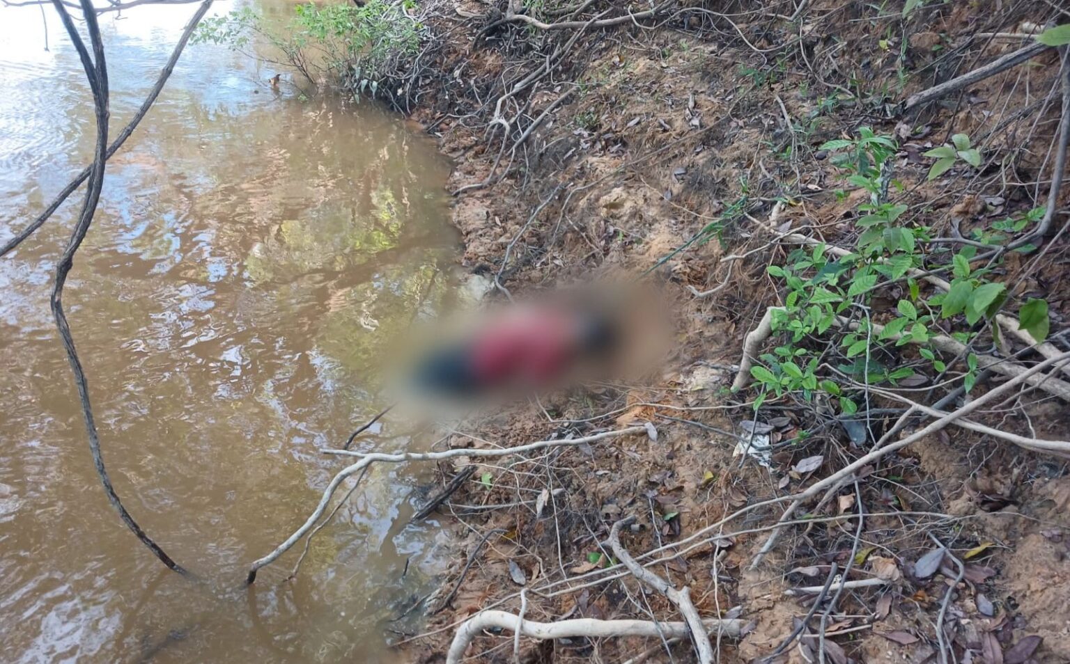 Corpo amarrado é localizado às margens do Rio Itacaiunas, em Marabá