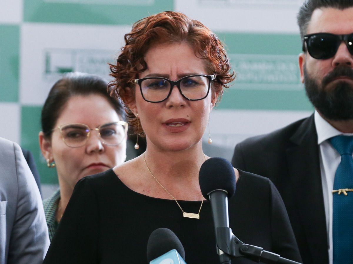 Polícia italiana já sabe onde está Carla Zambelli, mas prisão depende da Justiça local