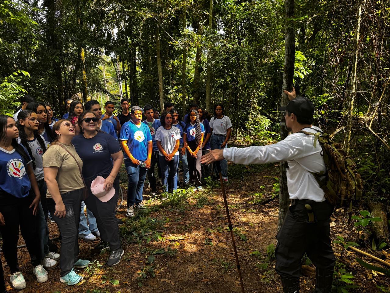 Estudantes participam de trilha ecológica no Parque Ambiental João Anselmo em Marabá