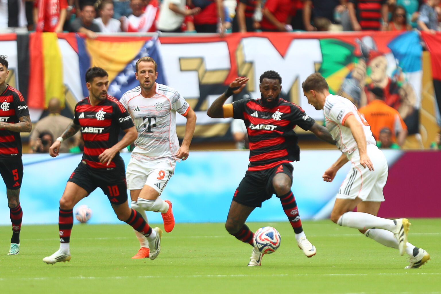 Flamengo tem 10 minutos de terror, reage, mas é eliminado pelo Bayern