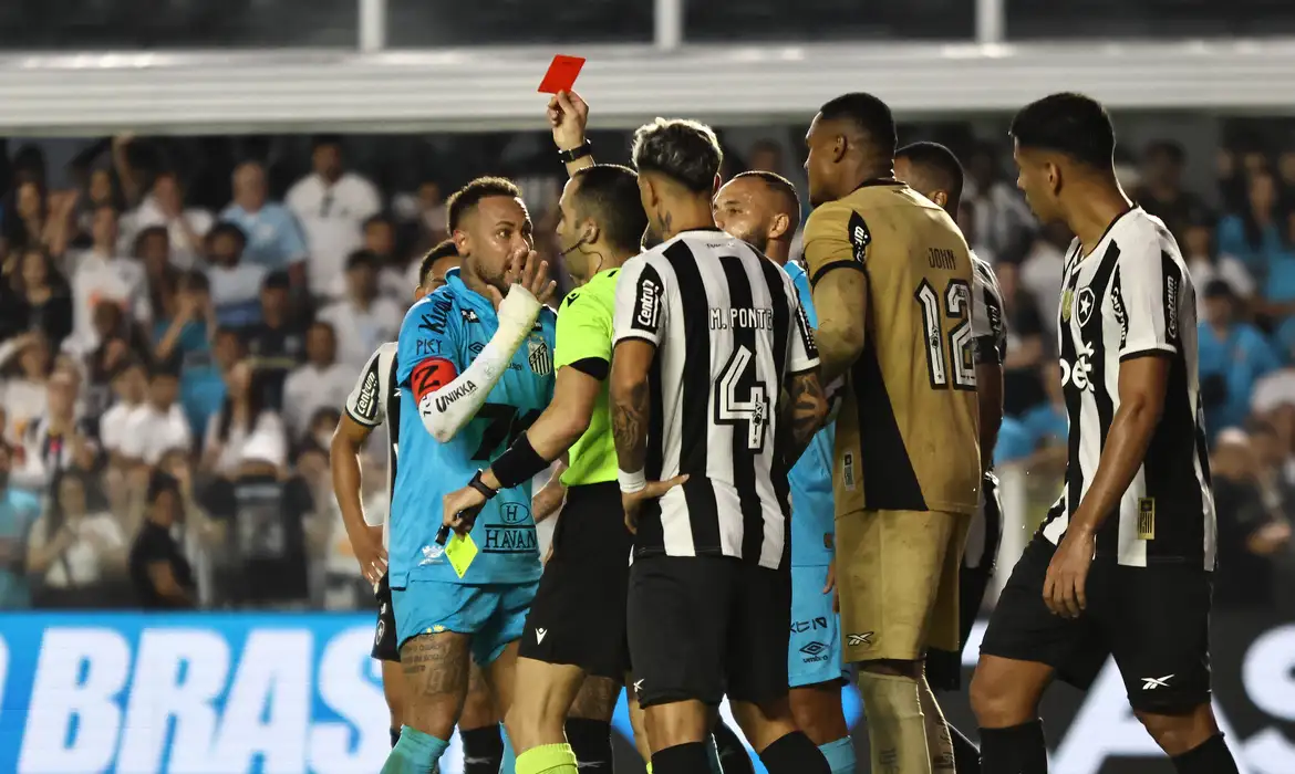 Neymar é expulso por tentar gol de mão e não joga mais no Santos até fim de contrato