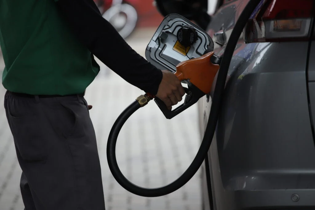 Gasolina mais barata nas refinarias, mas não nos postos; entenda o motivo