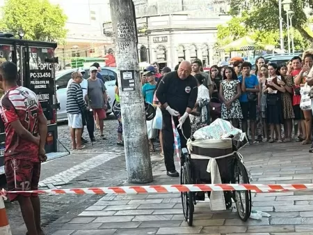 Homem é preso por andar com pai morto em cadeira de rodas em Manaus