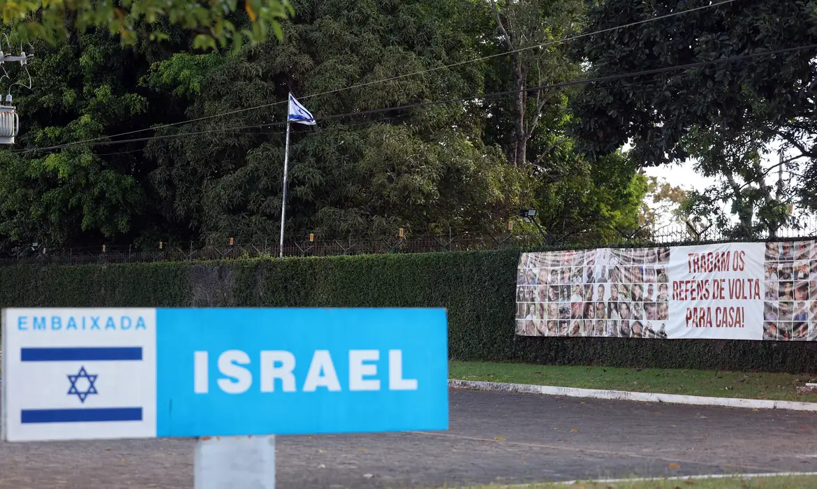 Israel fecha embaixada e consulado no Brasil após ataque ao Irã