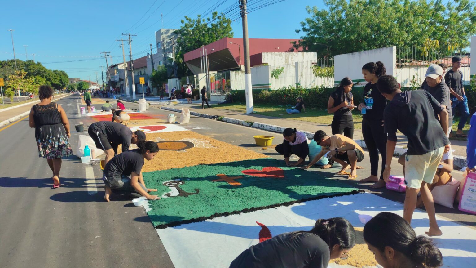 Fiéis confeccionam tapete de Corpus Christi na Nova Marabá