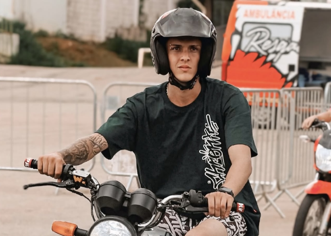 Influenciador morre ao ser atropelado por caminhão após cair de moto