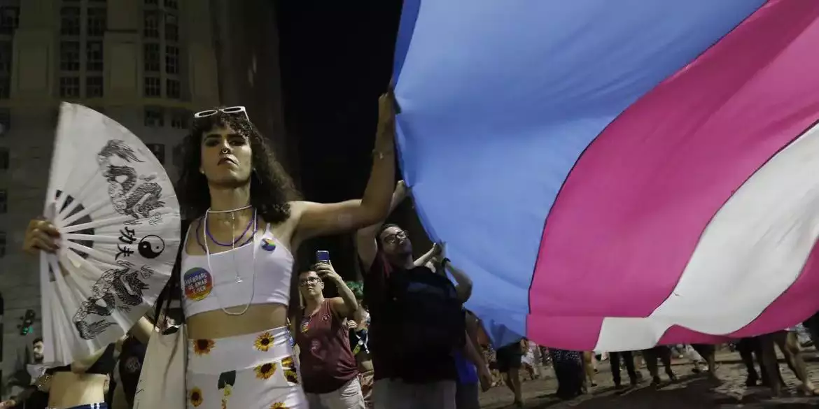 População trans se opõe à nova idade mínima para terapia hormonal
