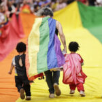 Parada LGBT+ em SP pede ‘velhice saudável e cheia de brilho’