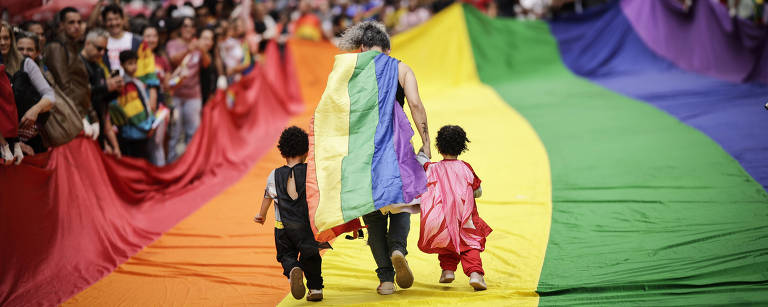 Parada LGBT+ em SP pede 'velhice saudável e cheia de brilho'