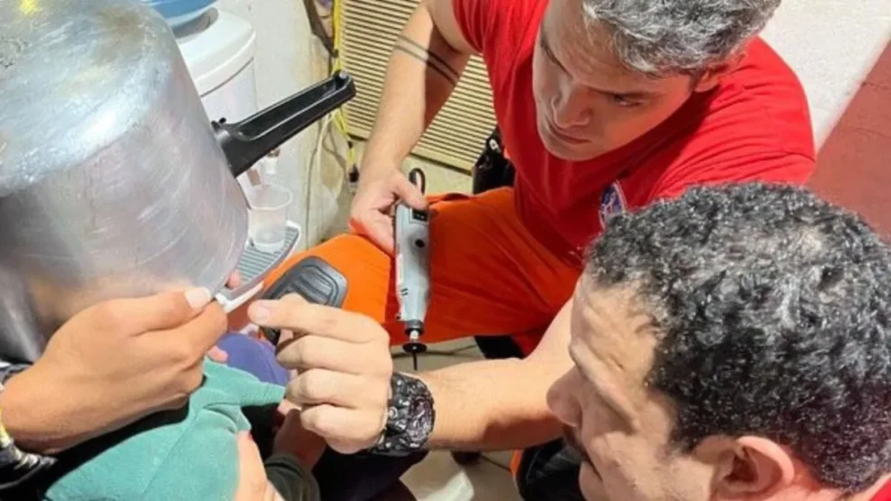Criança fica com panela presa na cabeça e é socorrida por bombeiros em MG