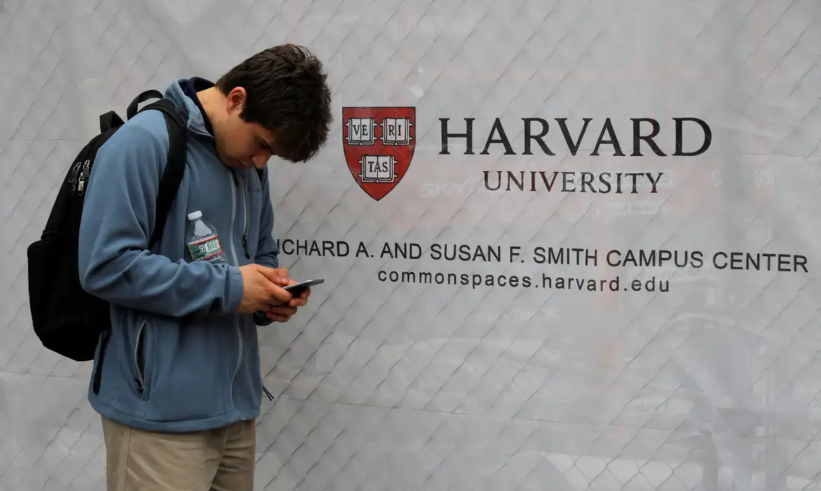 EUA vão monitorar redes de brasileiros que pedirem visto de estudante