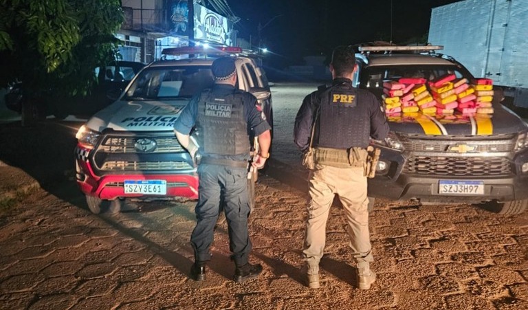 PRF apreende drogas escondidas em fundo falso de veículo na BR-230