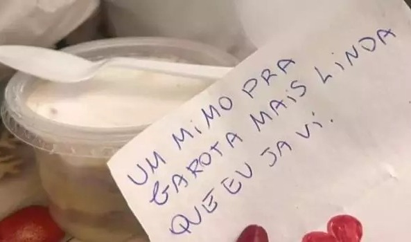 Adolescente morre após comer bolo de pote entregue com bilhete misterioso: ‘Mimo para a mais linda’
