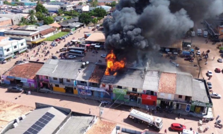 Incêndio atinge prédios comerciais em Tomé-Açu