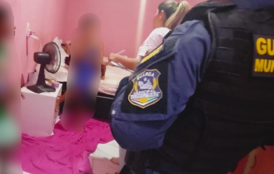 Mulher é presa após sair para beber e deixar filhos sozinhos em Parauapebas