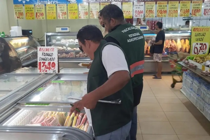 Adepará recolhe polpas de frutas clandestinas em supermercados