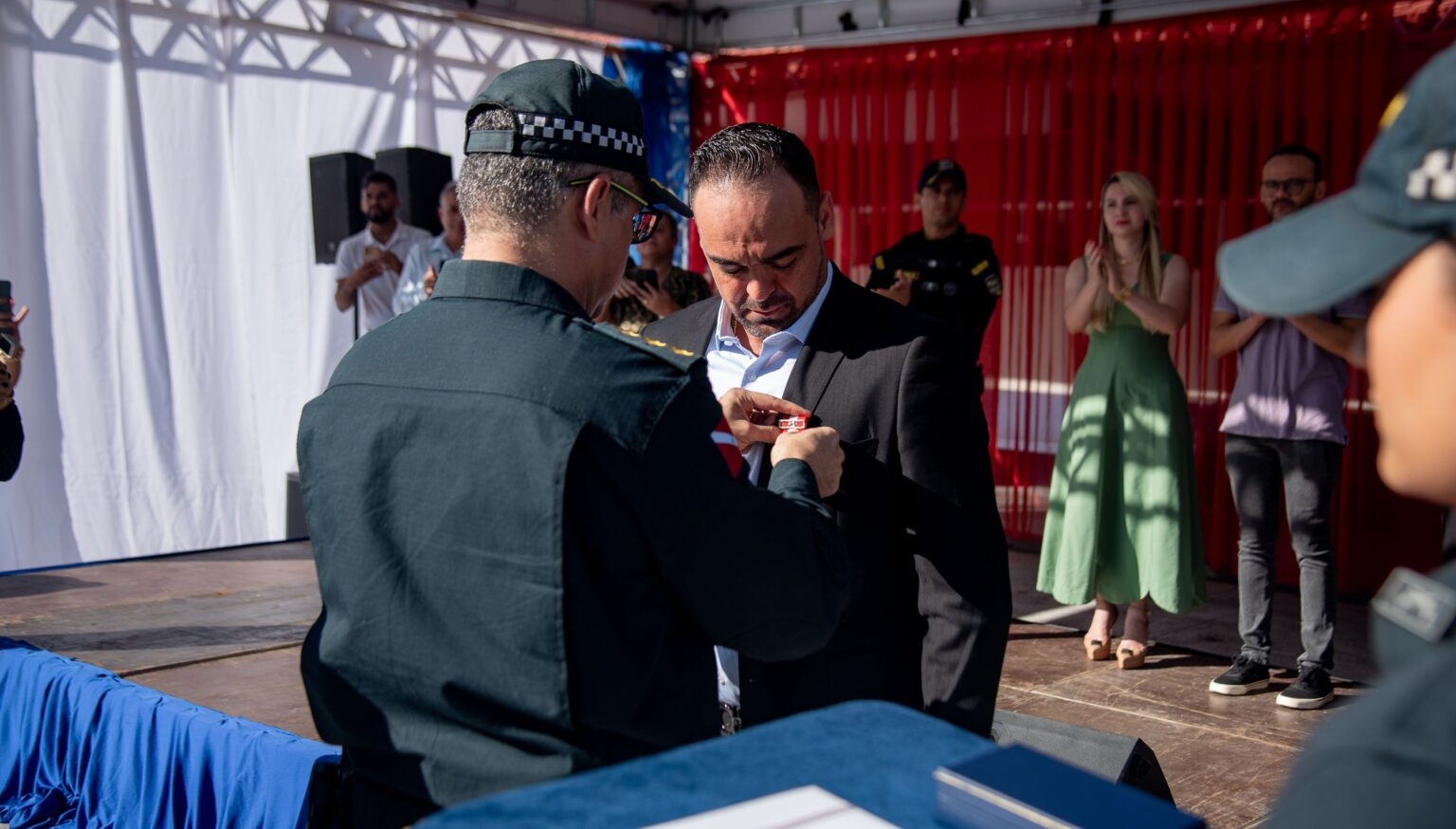Aurélio Goiano é condecorado com Medalha Tiradentes durante 1º Paradão Militar de 2025