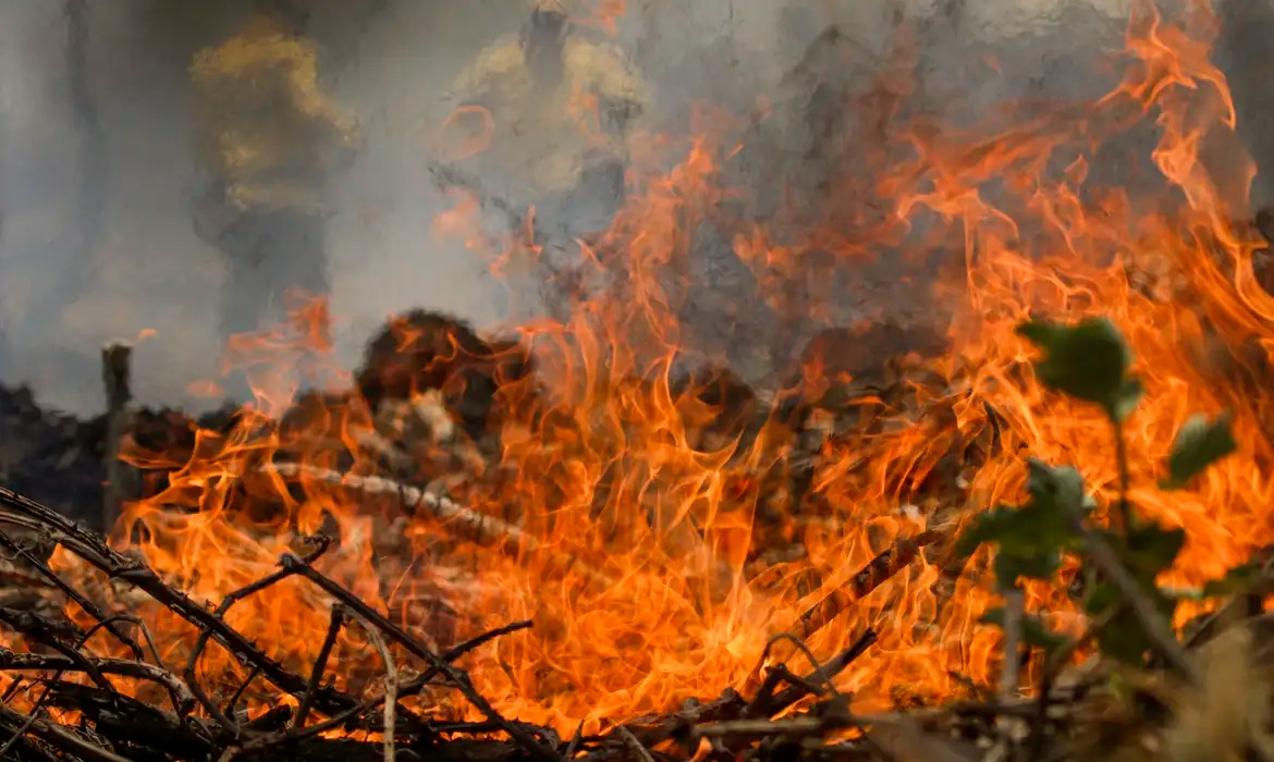 Incêndio destrói casa em condomínio de Parauapebas