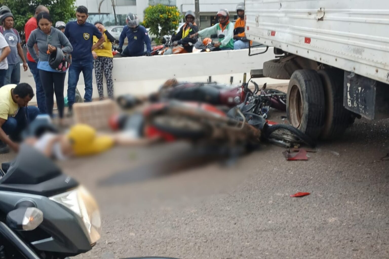 Duas motos colidem com caminhão na BR-230 em Marabá
