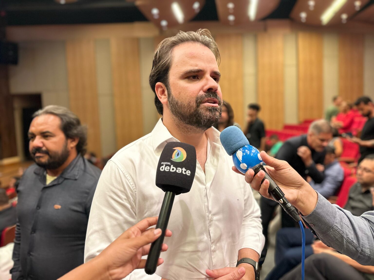 Toni Cunha esclarece e desmente fake news sobre suposto pedido de R$ 50 mil por Michelle Bolsonaro