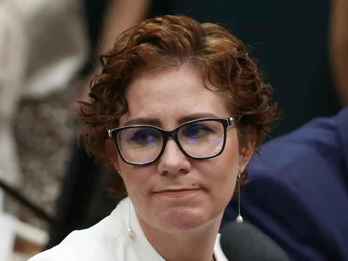 Carla Zambelli deixa o Brasil após ser condenada a 10 anos de prisão