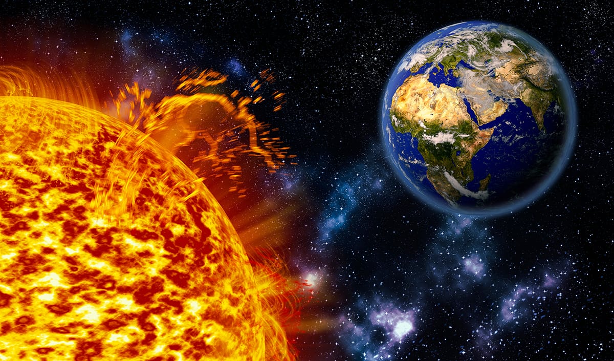 Sol dispara erupção poderosa e envia nuvem de plasma em direção à Terra
