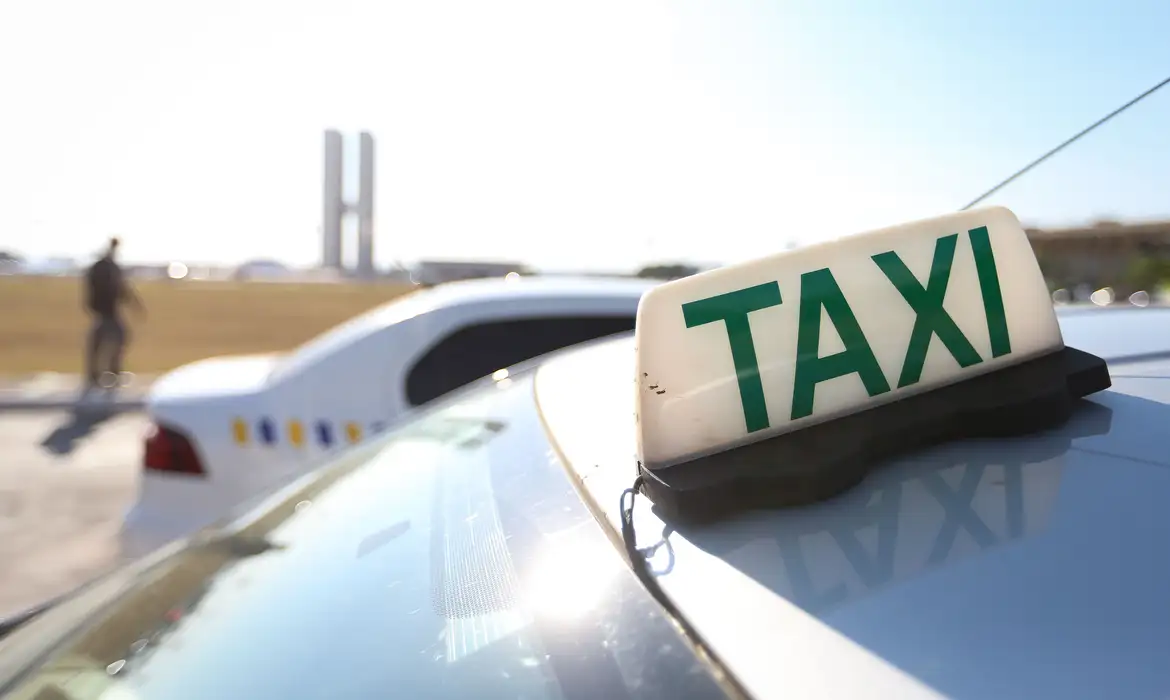 Taxistas serão isentos da taxa de verificação de taxímetros no Brasil; entenda