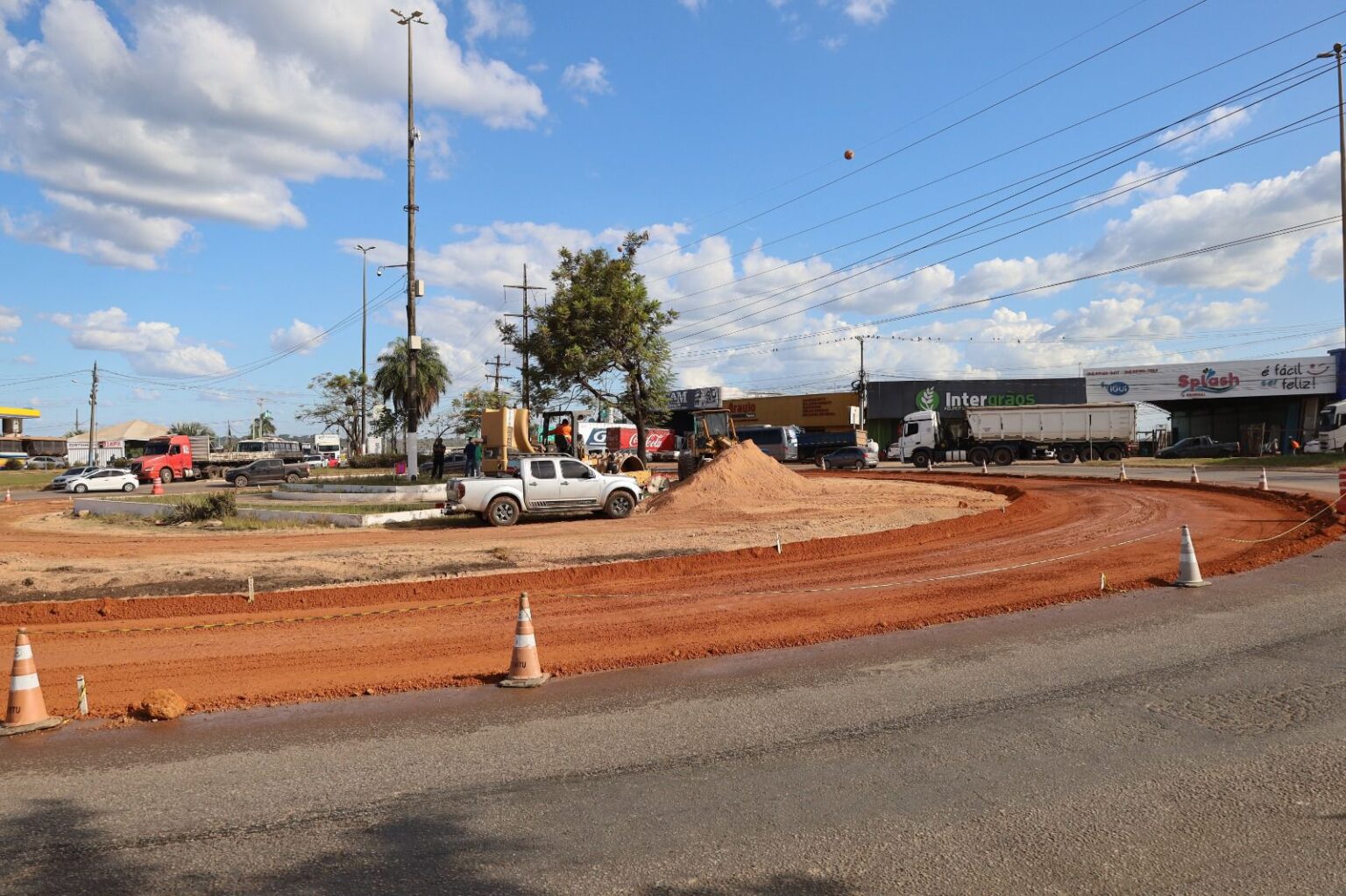 Prefeitura realiza terraplanagem e colocação de cascalho na rotatória do Km 6