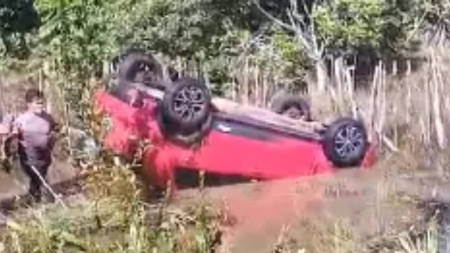 Carro de passeio capota em acidente no Pará