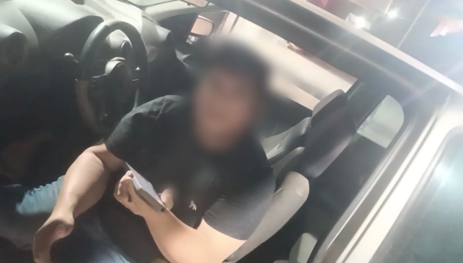 Homem é conduzido à delegacia após dirigir em zigue-zague e colidir com viatura do DMTU