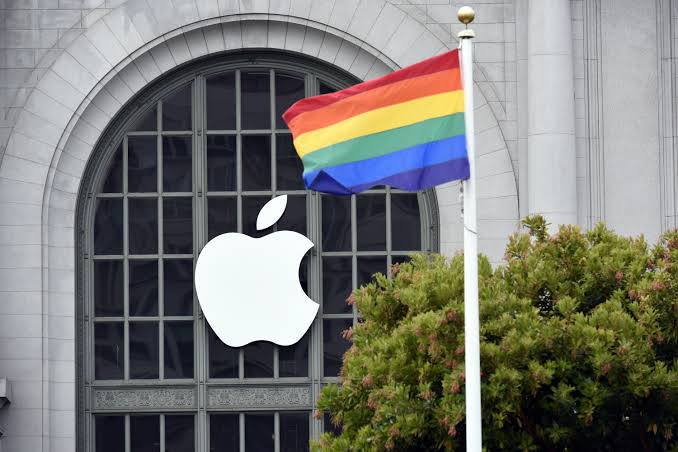 Homem diz que virou gay por causa da Apple e processa a empresa