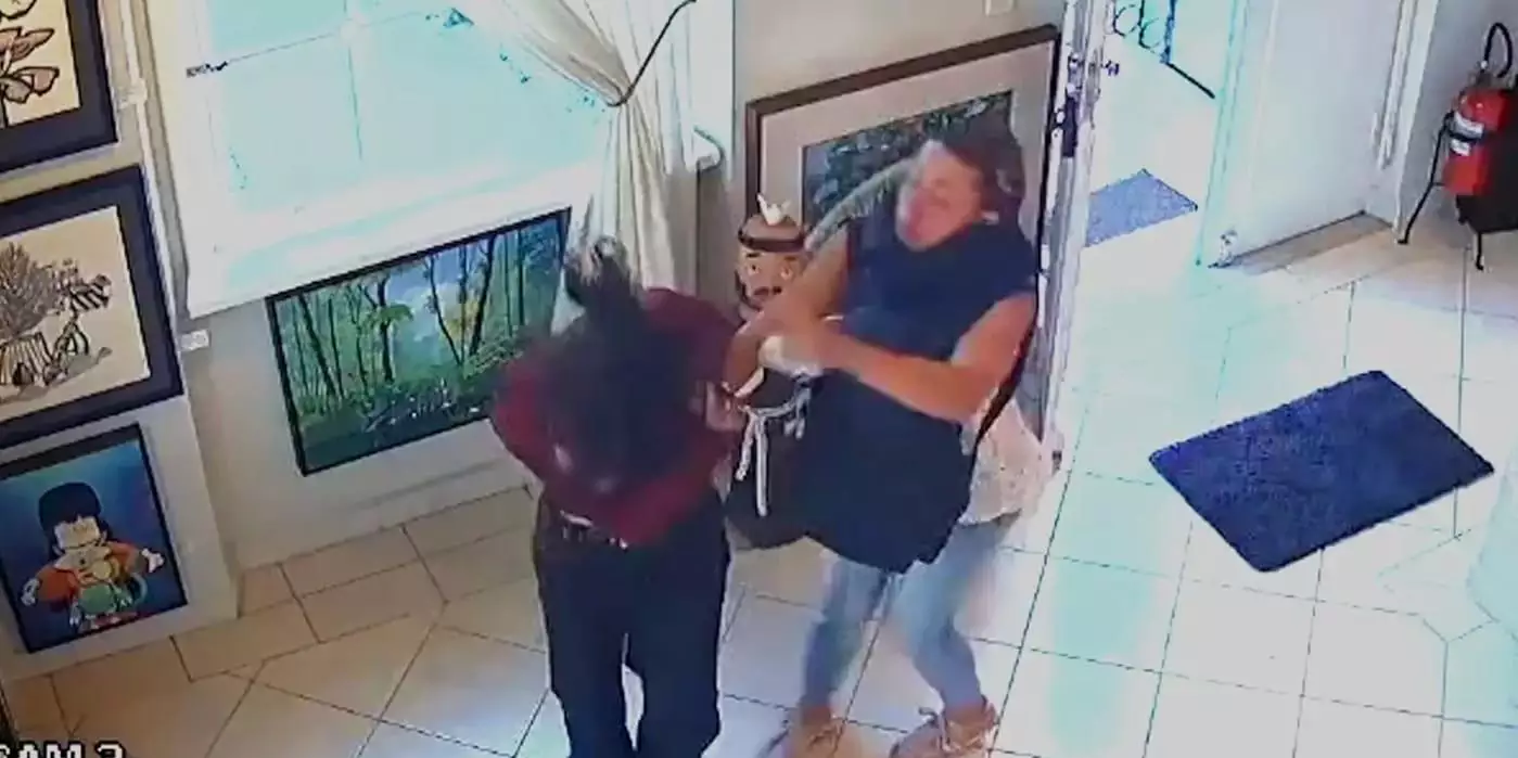 Jovem é ameaçada e arrastada pelos cabelos por não usar sutiã