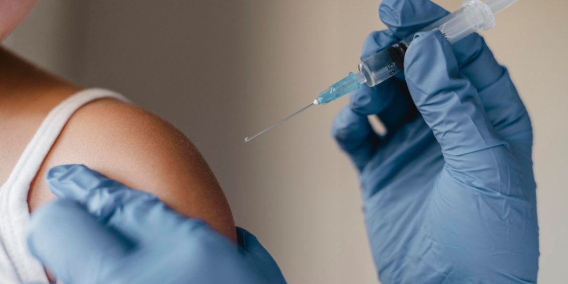 Vacinas de herpes e VSR seriam aliadas contra a demência, aponta estudo