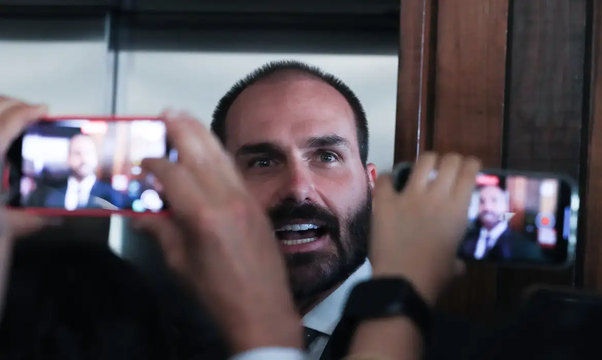 Moraes prorroga inquérito que investiga Eduardo Bolsonaro