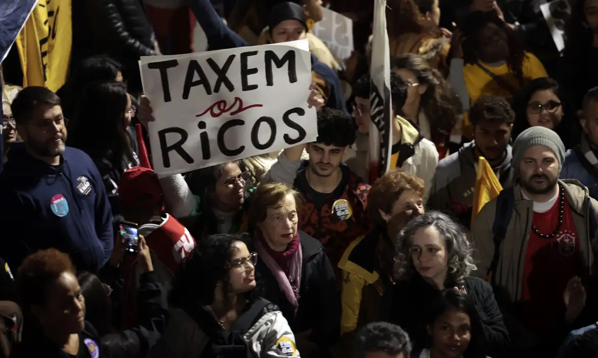 Ato pede taxação de super-ricos e condena tarifaço de Trump